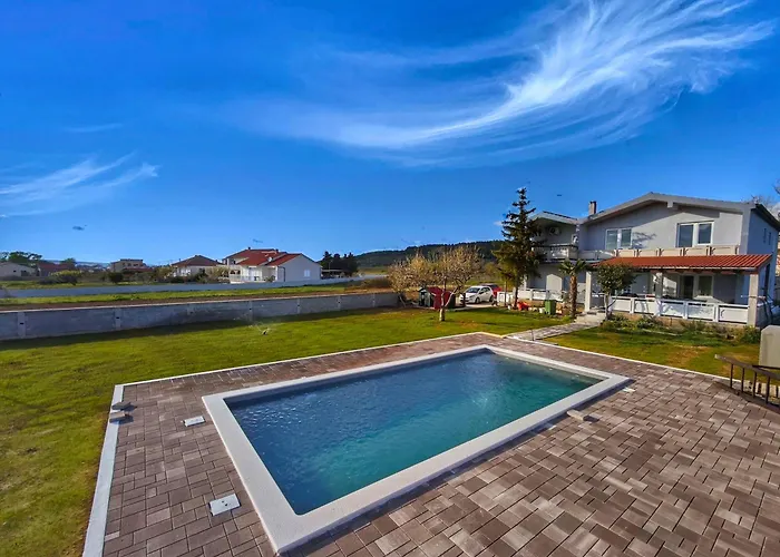 House Rose With Garden And Pool