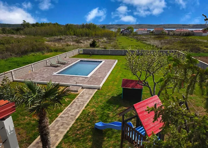 House Rose With Garden And Pool