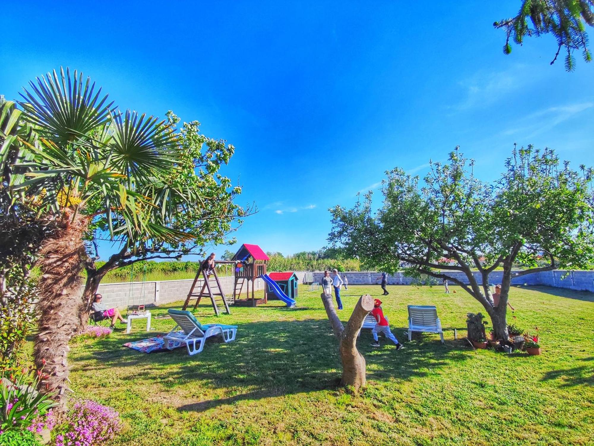 House Rose With Garden And Pool Holiday home