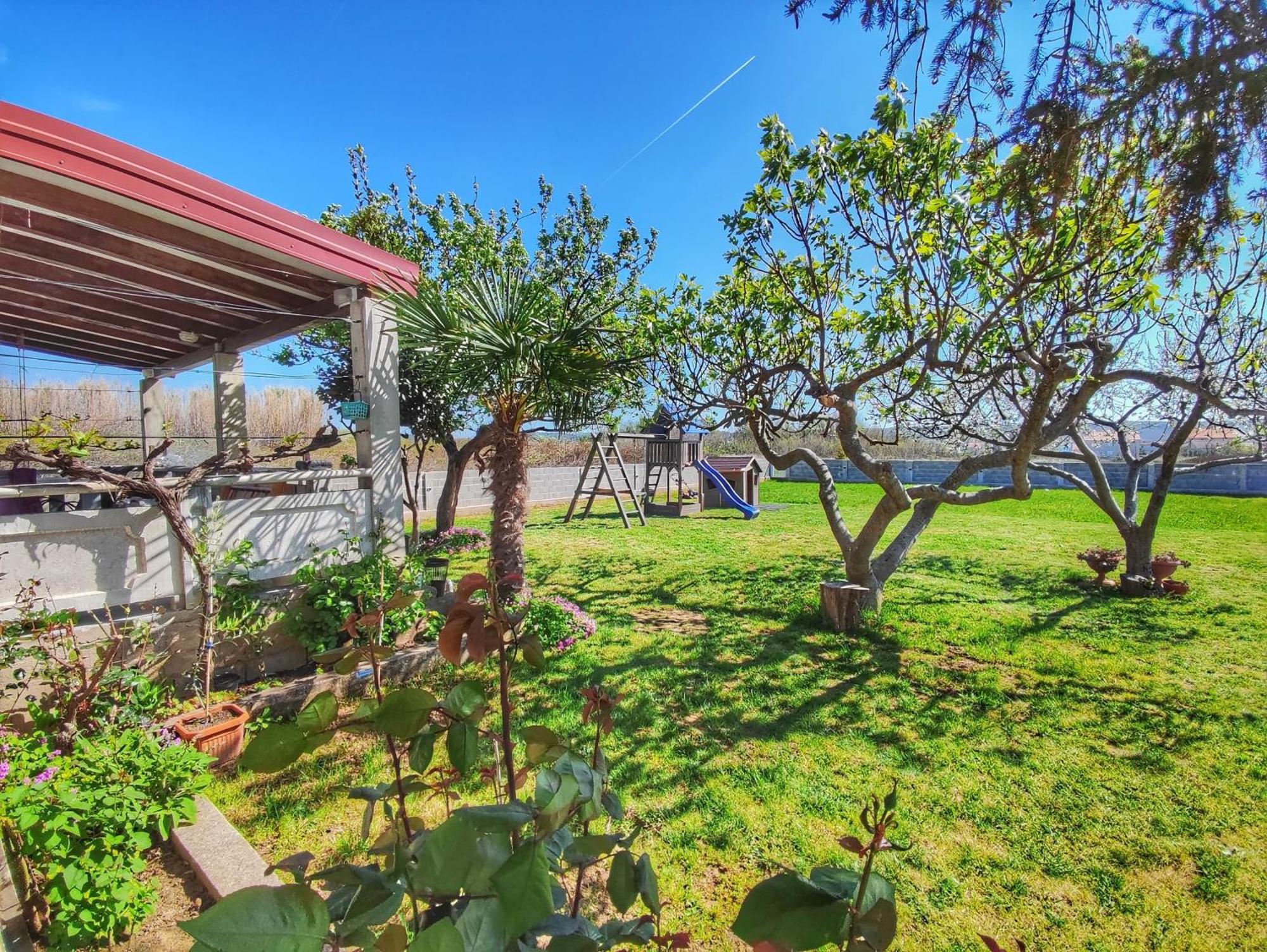 House Rose With Garden And Pool Holiday home *