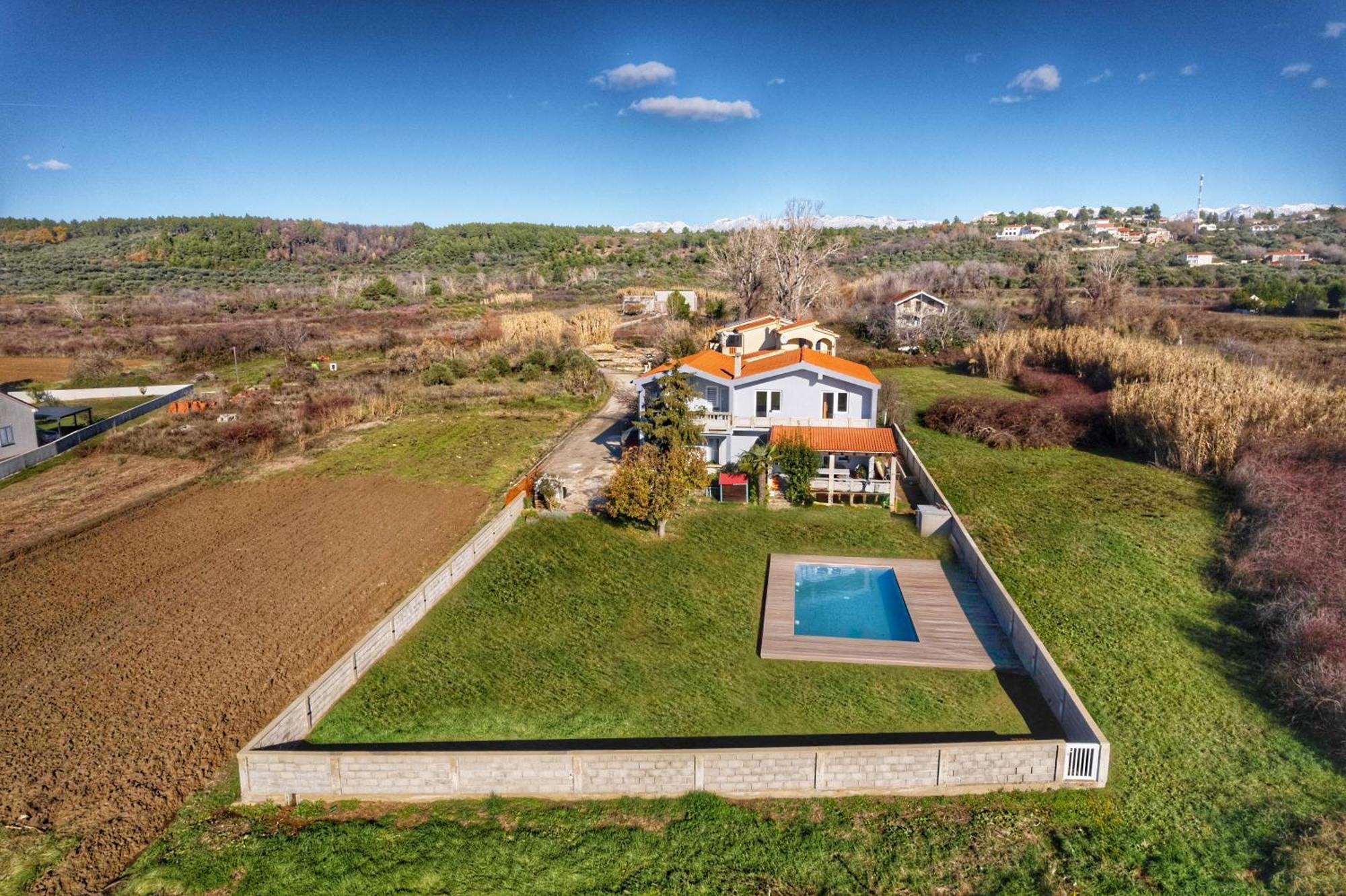 House Rose With Garden And Pool