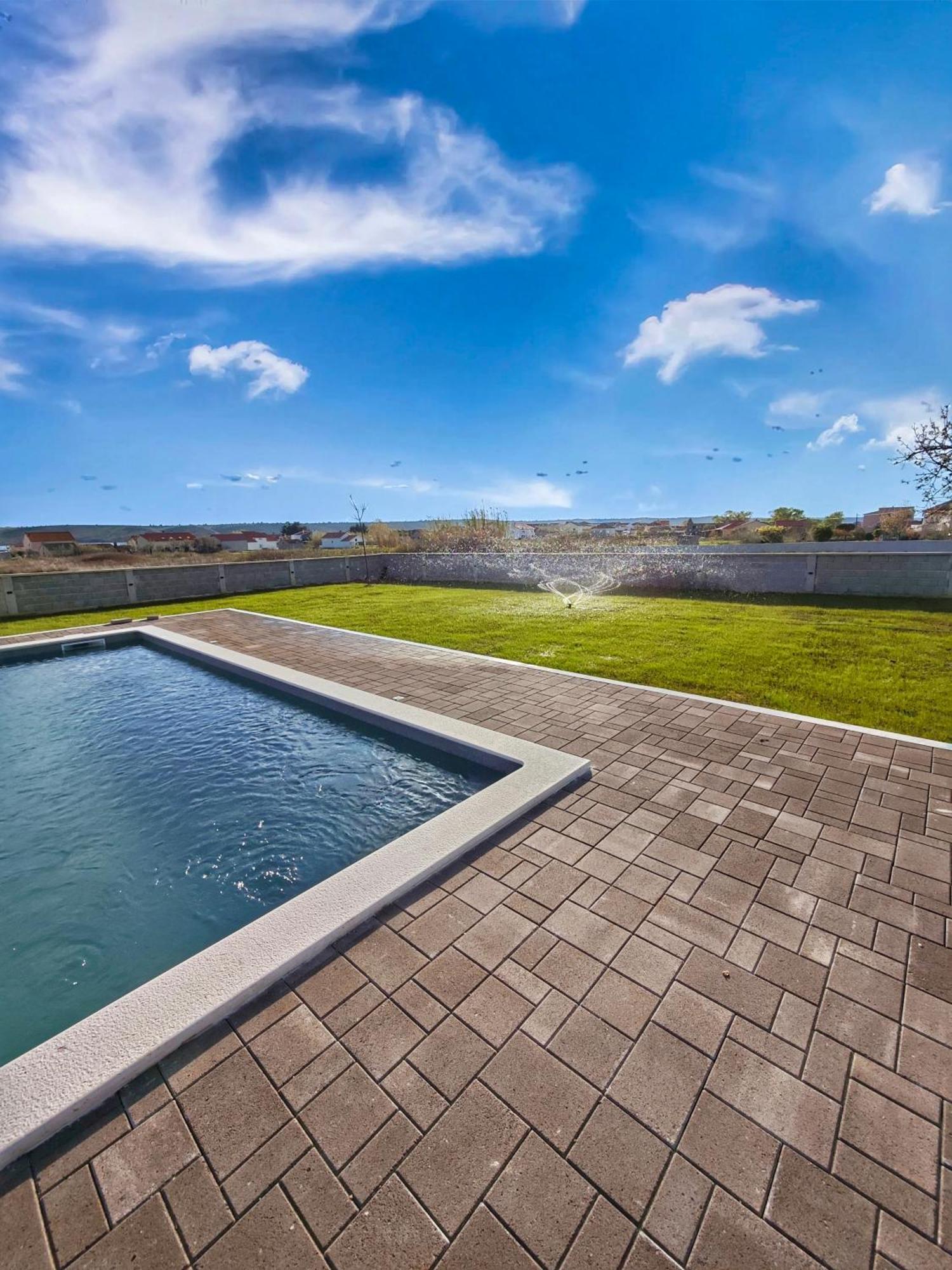 House Rose With Garden And Pool