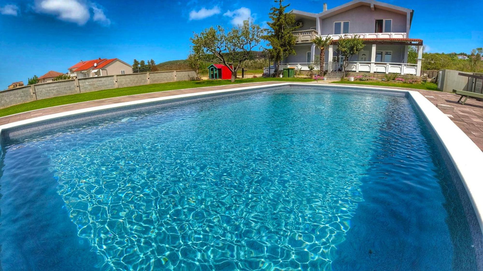 House Rose With Garden And Pool Holiday home *